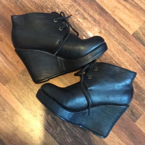 Wet Seal Shoes - Black Platform Shoes Size 9